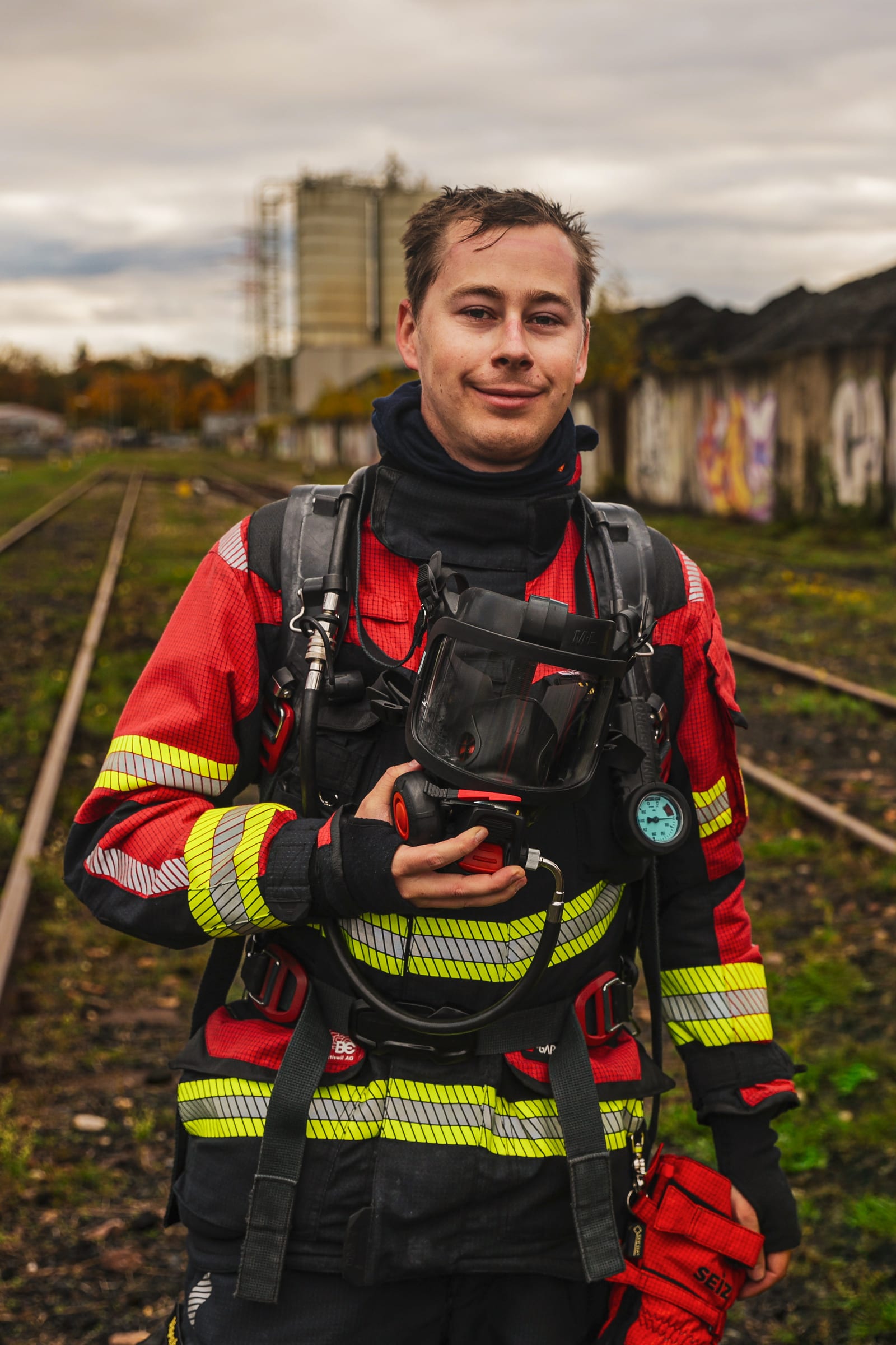 Jan in Feuerwehr-Montur
